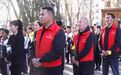 新疆昭苏清明举行缅怀贺娇龙活动，央视播出42分钟专题片，摄影师追忆：贺主任5次坠马仍然坚持，她担心后面不拍会掉粉