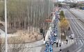 山西朔州一中学2000余名师生徒步祭英烈，往返超16公里走了近3万步，校领导全程随行