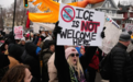 “让ICE滚出我们的街道”，美国明尼阿波利斯市数万人上街抗议移民执法行动