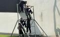 汗透警服、据枪纹丝不动，襄阳特警38℃高温下练硬功