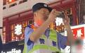 “拍完他的拍你的！”洛阳十字街执勤民警化身拍照“工具人”，网友：注意细节，他手里还捏着纸巾用来擦镜头