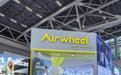 广交会“神器”引来疯抢 外商骑爱尔威Airwheel电动可登机行李箱(Luxury Cabin Suitcase)满场飞奔
