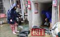 “水不退，人不走！”这群房管人在公租房小区门口砌出一道“安心墙”