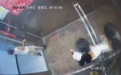 电梯口角引两女子扭打，一句“帮我打她”困住了挡门的孩子