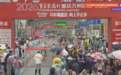 马拉松冠军冲线遭误拦，涉事裁判不该怪雨水