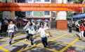 2026高考顺利结束：考生愉快出场，家长鲜花与拥抱相迎