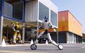 宇树科技展示轮足人形机器人，可完成滑冰、前空翻等高难度动作