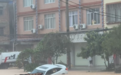 小车被洪水冲走，4人被困爬上车顶，热心群众合力救人