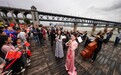 武汉长江大桥下奏起交响乐《我和我的祖国》，“长江实景音乐会”国庆假期连演四天