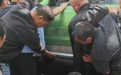 “救人要紧！”老人过马路时发生车祸被困出租车底，十余名热心群众抬车救人