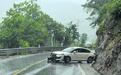 雨急路滑过路司机遇事故，湖北保康民警冒雨驰援化险情