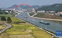 【#平陆运河秋景#】金秋时节，广西平陆运河两岸秋意盎然，澄澈河水倒映