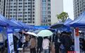 大雨挡不住求职热情，60家企业提供近2000个岗位进校揽才，60多名大二学生提前“探营”