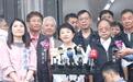 卢秀燕扮演“蓝营最强母鸡”，将合体李四川、柯志恩