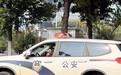 便衣男子开警车打电话，交警：罚款50元记3分，未穿制服由其单位内部处理