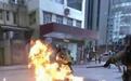 香港暴徒向警察投掷汽油弹 致警察多处烧伤