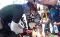 怀疑智慧灯柱“人脸识别”，香港暴徒竟用电锯拆了