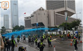港警在政府总部门前发射蓝色水炮 驱散暴徒丨视频