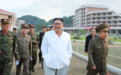 金正恩视察旅游区施工现场 坐土地上听取军官报告