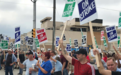 全美汽车大罢工第二日：工人挥舞标语抗议 通用日损失上亿美元