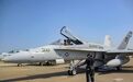 美F/A-18C“大黄蜂”战机作告别飞行：服役近40年