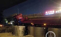 无锡塌桥现场疑现多个28吨重钢卷 事发时有严重超载货车行驶