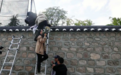 美军滚出去！韩国人翻墙闯入美大使官邸 抗议"保护费"涨价