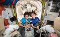 NASA公布宇航员与地球合影
