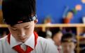 浙江小学生戴“紧箍咒”：实时监控上课走神 曾被专家痛骂