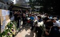 香港上百市民悼念被暴徒击亡老者