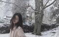 李嫣回眸侧目观赏雪景，高冷气质像极了妈妈王菲
