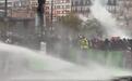 法国“黄马甲”暴力示威 警方用水炮、催泪弹驱离