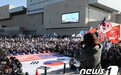 韩国上万朴槿惠支持者集会示威 星条旗铺一地
