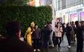 长沙黄兴路步行街“玩偶”拉人拍照 拍完强收20元？