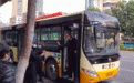 广州一乘客上公交拒戴口罩被带走，公交公司：按规定流程报警处理