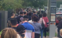 澳大利亚上千人涌向发热门诊求检测 长队排上大街