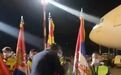 亲吻五星红旗后，总统把塞尔维亚和中国国旗紧紧系在一起
