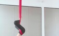 袁姗姗倒挂瑜伽绳秀高难度动作 小腹平坦身材曲线傲人
