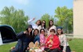 Angelabay与朋友户外野餐，长发披肩温柔甜美