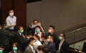 香港立法会爆混战 反对派议员冲击主席台被保安抬走