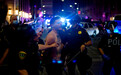 美国至少20个城市爆发骚乱 休斯顿警方逮捕近200人