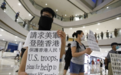 香港有人举牌“求美军登陆”，网民：丢尽祖宗的脸！