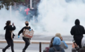 加拿大4城爆发抗议：警察发射催泪弹，民众举火把，特鲁多发声