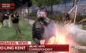 美国女记者直播抗议活动，突然被闪光手榴弹击中