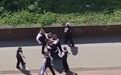 画面曝光！8名英国白人警察围殴一黑人男子