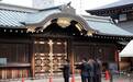 日本战败75周年，安倍内阁成员、前首相之子小泉进次郎参拜靖国神社