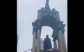 加拿大爆发抗议活动后，首位总理雕像遭“斩首”
