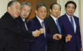 日本自民党新高层首次集体亮相 平均年龄71.4岁