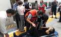 旅客高铁上急性胃肠炎 救护车开上站台救人