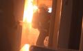 河北平泉：厨房爆炸起火 消防员徒手拎出喷火煤气罐
